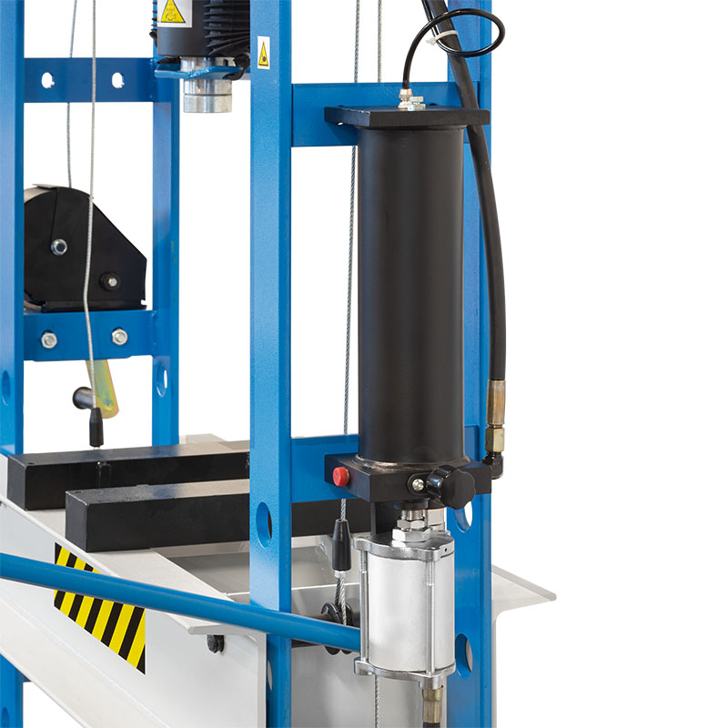 Hydraulic shop press with manual pneumatic control